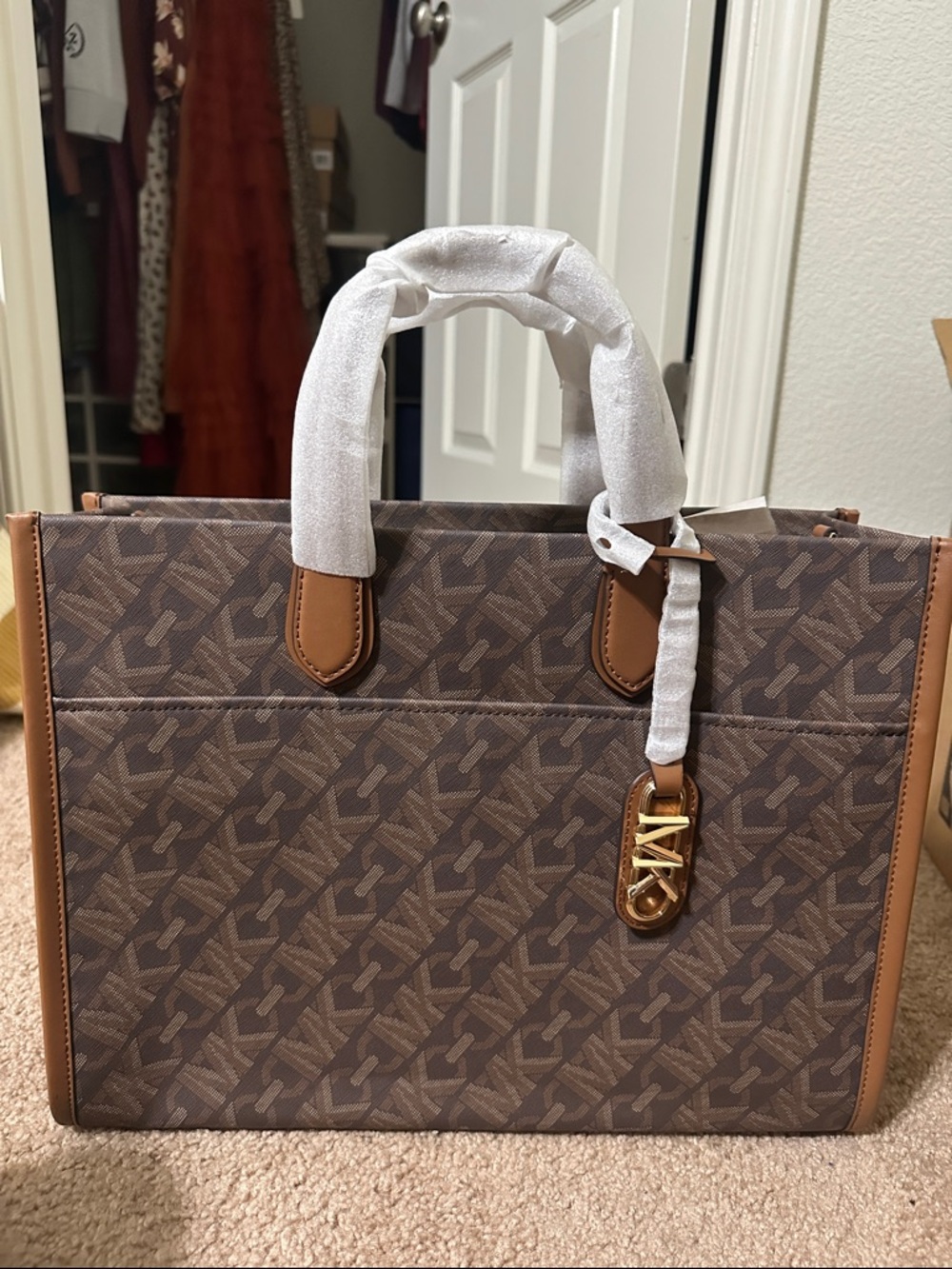 Gigi Large Empire Signature Logo Tote Bag - Picture 8 of 9